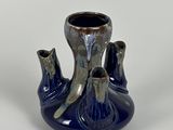 un petit vase bleu contenant deux vases bleus plus petits