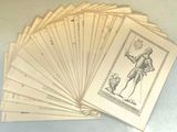 un lot de cartes posées sur une table