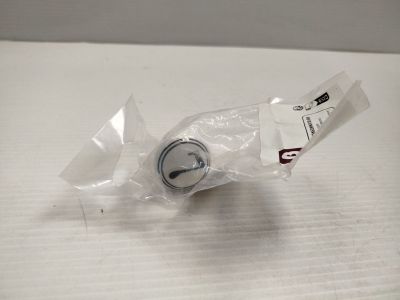 un sac en plastique contenant une horloge, posé sur une table