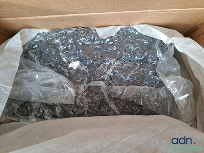 une boîte en carton remplie d’un tas de pièces d’argent