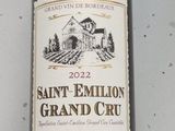une bouteille de vin posée sur une table