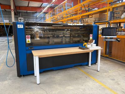 une grande machine qui se trouve dans un entrepôt