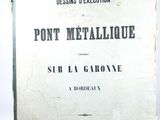 un vieux livre posé sur une table à côté d'un mur blanc