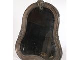 un miroir ancien en argent, orné d'un motif décoratif sur le pourtour