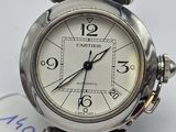 une photo d'une montre-bracelet au cadran blanc, montée sur un bracelet argenté