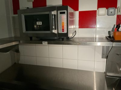 un micro-ondes posé sur un comptoir dans une cuisine