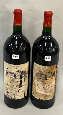 deux bouteilles de vin rouge posées l'une à côté de l'autre sur une table