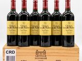 six bouteilles de vin rouge dans une caisse en bois sur fond blanc
