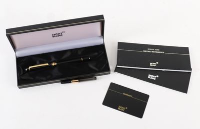 le stylo se trouve dans une boîte noire ornée d'une bordure dorée
