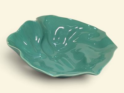 un bol vert posé sur une table