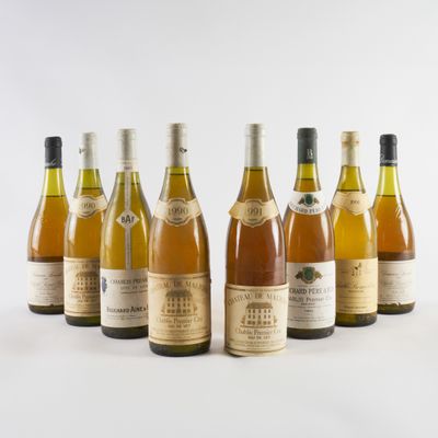 six bouteilles de vin alignées sur une surface blanche