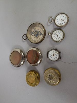 de nombreux types de montres de poche sur la table