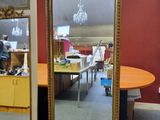 deux grands miroirs posés sur une table dans une pièce