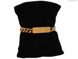 un sac en velours noir avec une ceinture à chaîne dorée et un sac en velours noir avec une ceinture à chaîne dorée et un sac en velours noir avec une ceinture à chaîne dorée et un sac en velours noir