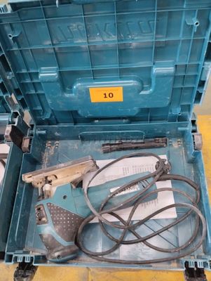 une boîte bleue contenant des outils, posée sur le sol