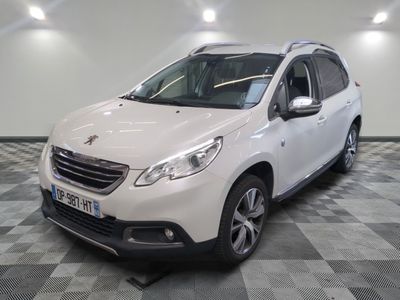 la petite voiture blanche est garée dans une grande pièce