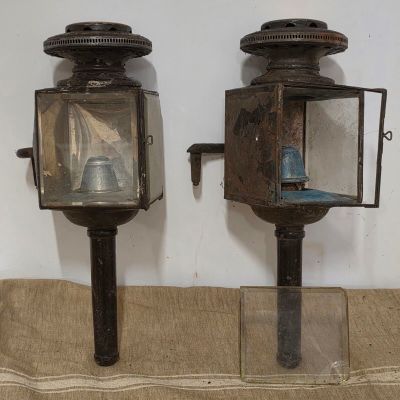 deux luminaires à l'ancienne exposés sur une table