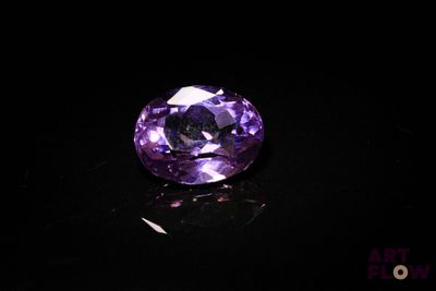 gros plan d'un diamant violet sur une surface noire
