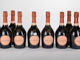 six bouteilles de champagne sont alignées