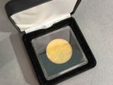 une petite boîte contenant une pièce d'or