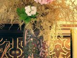 un vase de fleurs posé sur une commode