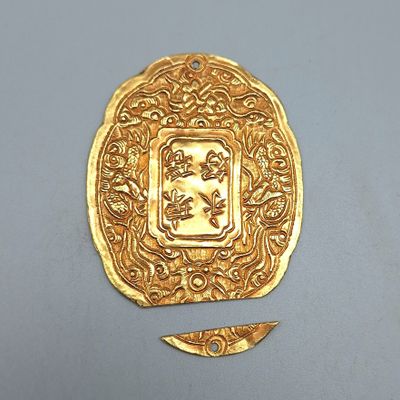 une image représentant une pièce d'or dans laquelle est enfoncé un couteau