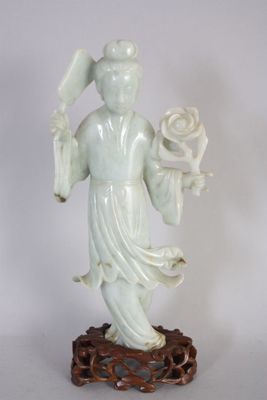 une statue représentant une femme tenant une rose à la main