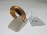 une photo d'une bague en or à laquelle est accrochée une étiquette de prix