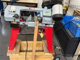 une machine posée sur une palette dans un garage