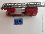 un camion de pompiers miniature sur lequel figure un numéro