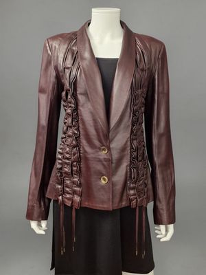 une veste en cuir marron sur un mannequin, un mannequin, un mannequin, un mannequin, un mannequin, un mannequin, un mannequin, un mannequin, un mannequin, un mannequin, un mannequin, un mannequin, un mannequin, un mannequin, un mannequin, un mannequin, un mannequin, un mannequin, un mannequin, un mannequin, un mannequin, un mannequin, un mannequin, un mannequin, un mannequin, un mannequin, un mannequin, un mannequin, un mannequin, un mannequin, un mannequin, un mannequin,