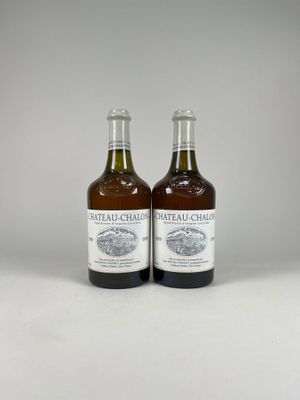 deux bouteilles de vin posées l'une à côté de l'autre sur une table