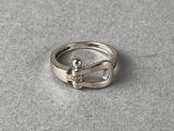 une image représentant une bague en argent ornée d'une petite ancre