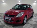 la petite voiture rouge est garée dans une grande pièce