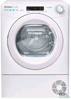 un sèche-linge blanc posé sur un autre sèche-linge, devant un fond blanc
