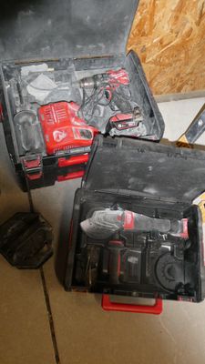 deux outils dans la mallette posée sur le sol