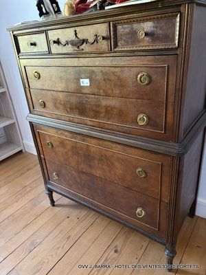 une commode en bois surmontée d'un miroir
