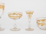 quatre gobelets en verre et deux verres à vin ornés de motifs dorés