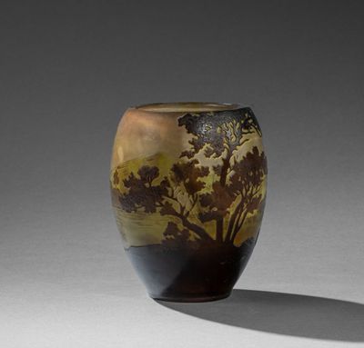 un vase sur lequel figure l'image d'un arbre