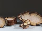 un groupe de poissons qui sont côte à côte