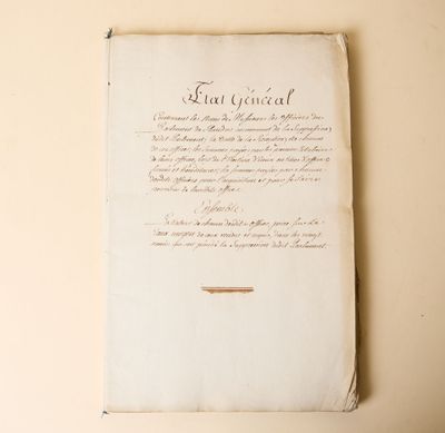 un vieux document portant des inscriptions, accroché à un mur