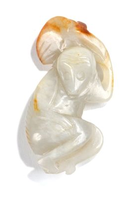 CHINE Sujet en jade blanc nuancé rouille représentant un sin…