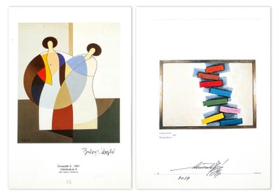 deux tableaux représentant une femme et une pile de livres posés sur une table