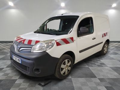 une photo d'une camionnette blanche à rayures rouges et blanches