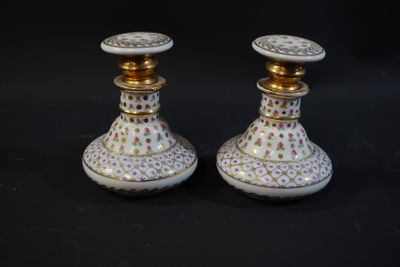 deux vases blancs et dorés placés l'un à côté de l'autre