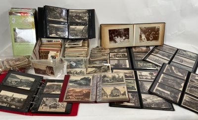 beaucoup de vieilles photos sur la table