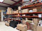 de nombreux cartons et boîtes sur les étagères de l'entrepôt