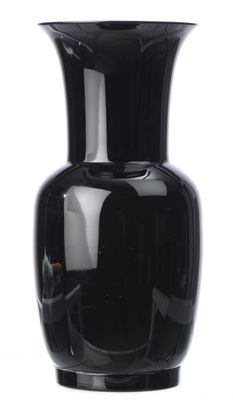 un vase noir posé sur une surface blanche
