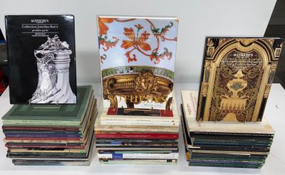 plusieurs livres sont empilés sur une table