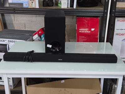 une photo d'un système home cinéma posé sur une table